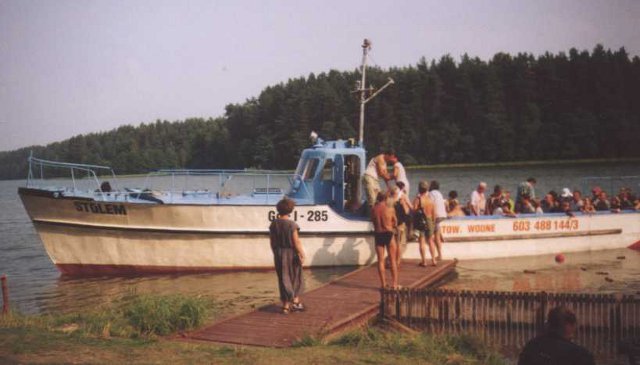 Statek cumujący przy kąpielisku Ośrodka